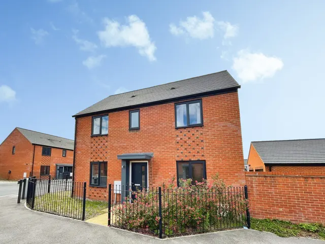 Freshfields Close, Basingstoke, Basingstoke, RG23 7GQ, photo 1