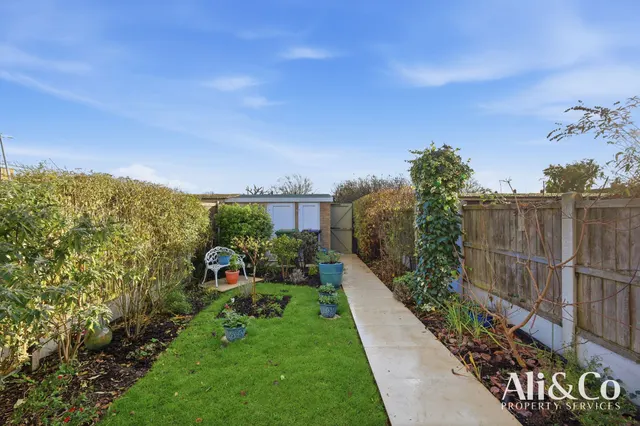 Photo 3 — Gladwyns, Basildon, Essex, SS15 5JA