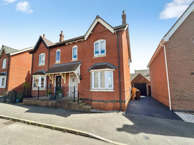 Henley Grove, Church Gresley, DE11, photo 1