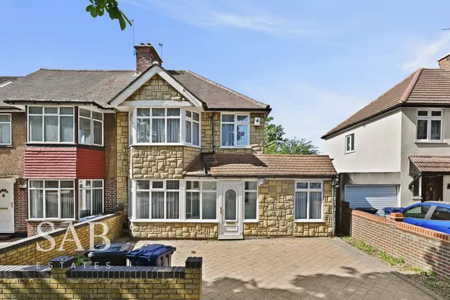 Whitton Avenue East, Greenford, UB6, photo 1