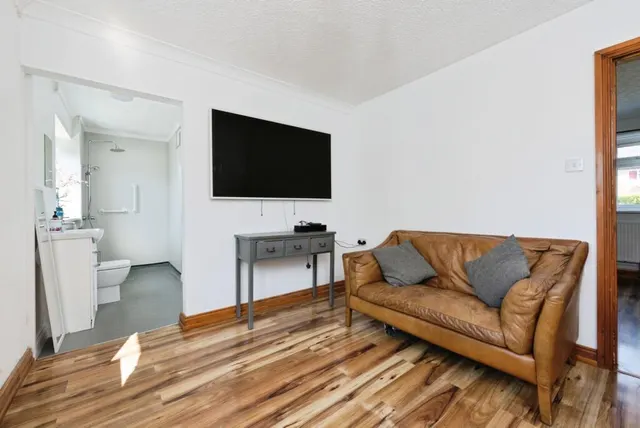 Photo 3 — Clifford View, Richmond