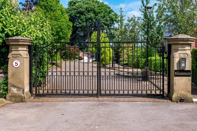Scholes Lane, Preswtich, M25, photo 2