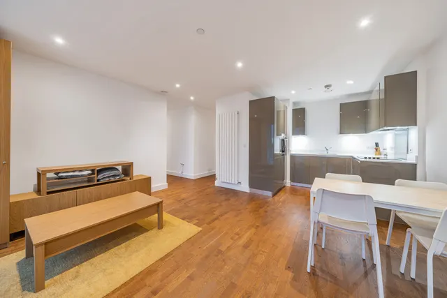 Photo 2 — Flat 116, Duncombe House, 15 Victory Parade, London
