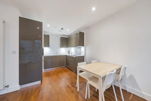 Photo 3 — Flat 116, Duncombe House, 15 Victory Parade, London