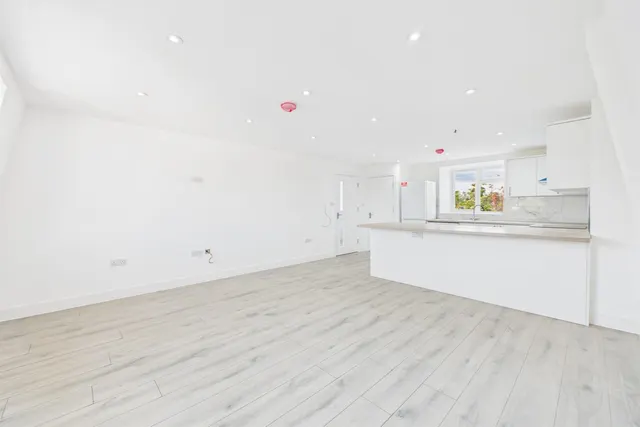 Photo 3 — 80A Madeira Road, London, SW16 2DE