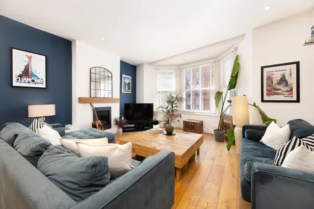 Upper Richmond Road, London, SW15, photo 1