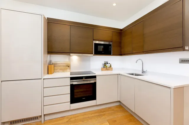 Upper Richmond Road, London, SW15, photo 2