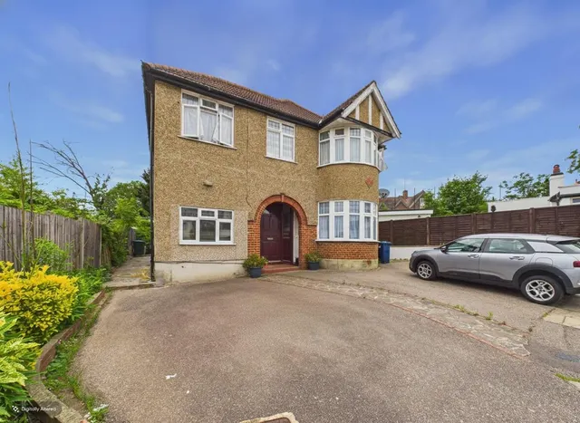 Ridge Close, London, photo 1