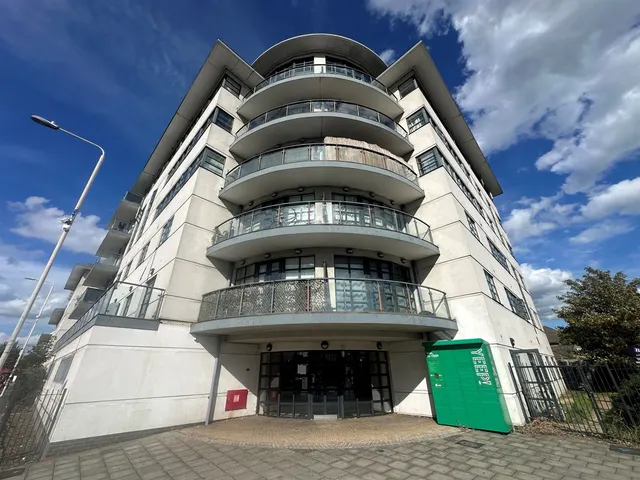 High Road, Romford, RM6, photo 1