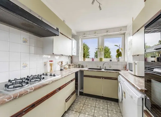 Photo 3 — Ballards Lane, Finchley, N3
