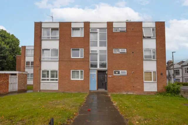 Photo 2 — Kingham Close, London, SW18