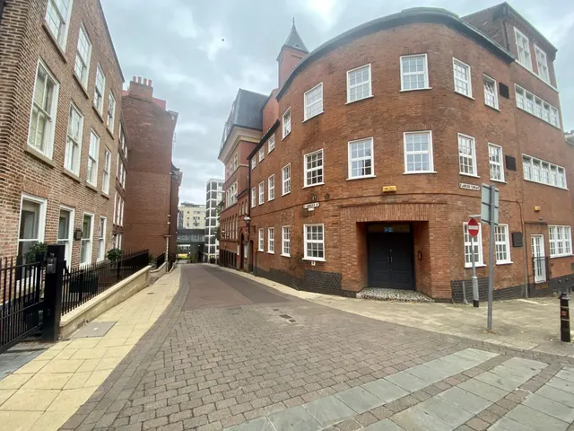 The Hollows, St James Terrace, City Center, photo 1