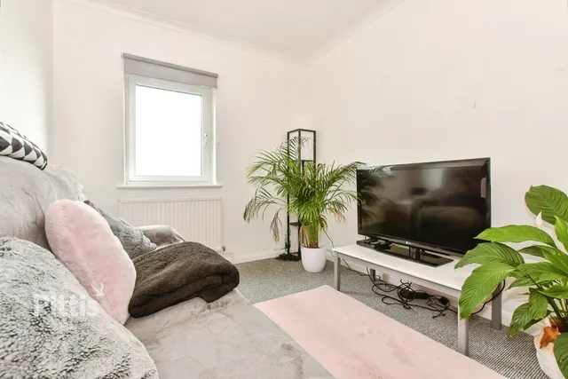 Castle Street East Cowes, PO32, photo 2
