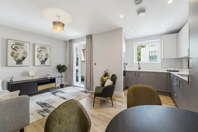 Willowside House, Oaklands Park, Esher, photo 1