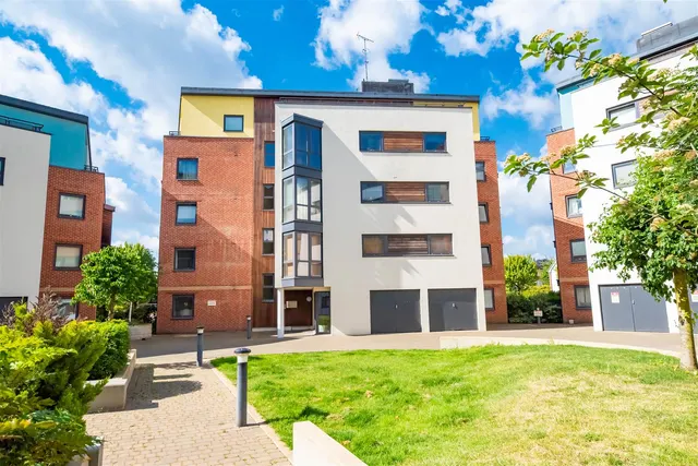 Southwell Park Road, Camberley, photo 1