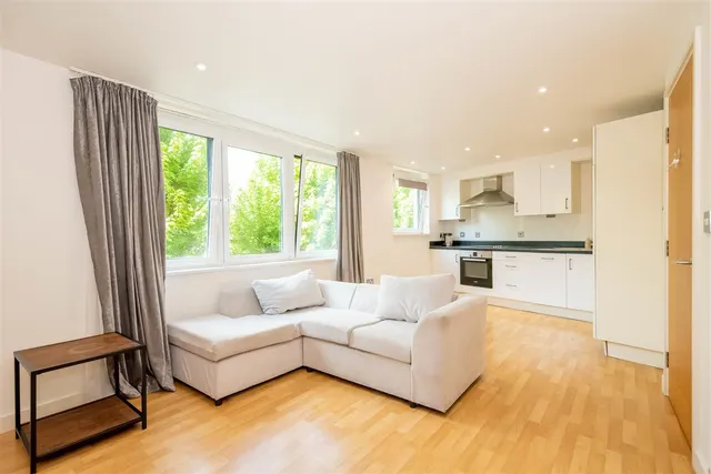 Southwell Park Road, Camberley, photo 2