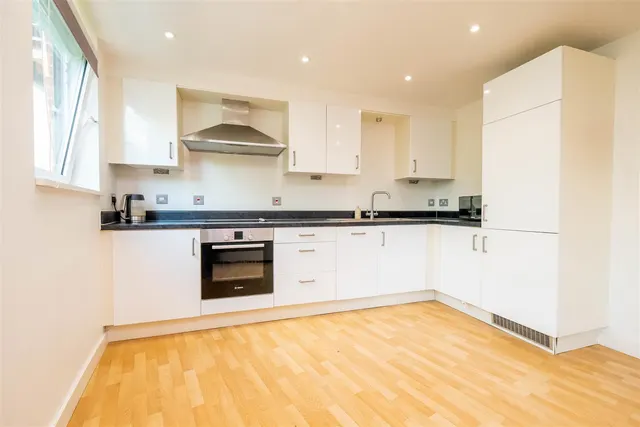 Southwell Park Road, Camberley, photo 3