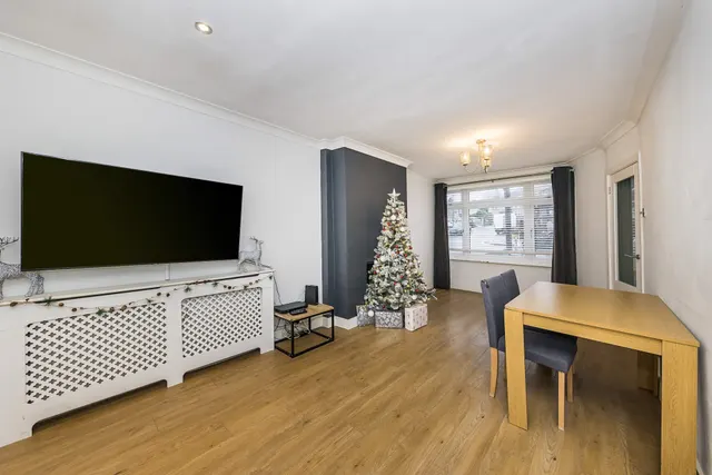 Photo 3 — Parkside Avenue, Bexleyheath