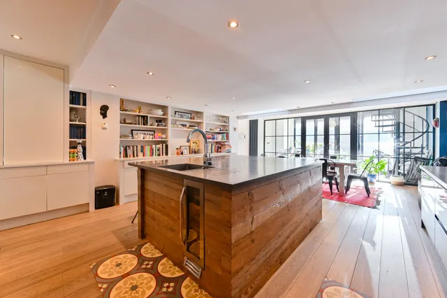 9 Cinnamon Row, London, photo 1
