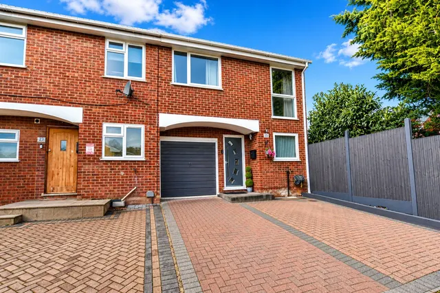 Woburn Avenue, Farnborough, Hampshire, GU14 7EQ, photo 1