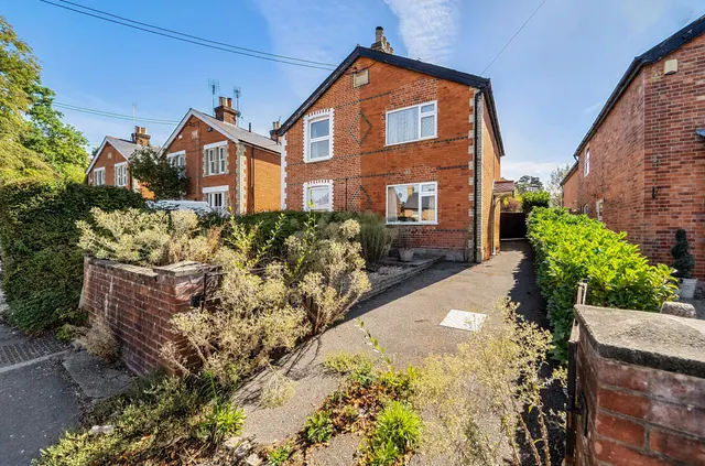 Chertsey Road, Windlesham, GU20, photo 1