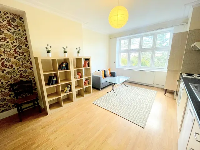 Photo 2 — Great North Road, Highgate, N6 4LU