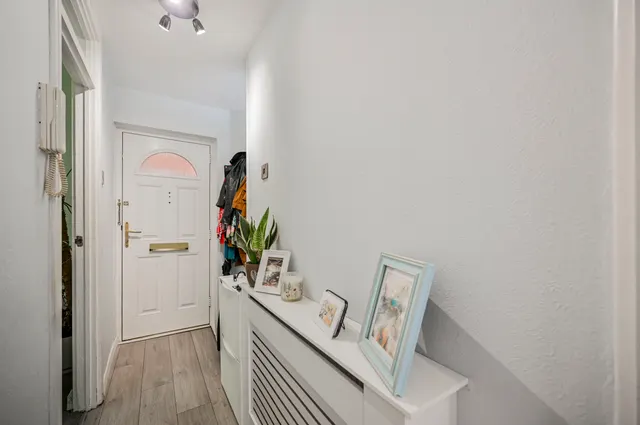 Photo 3 — 95 Forest View Road, London