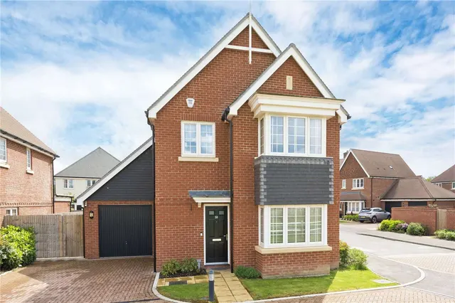 Skylark Place, Badshot Lea, Farnham, Surrey, GU9 9FR, photo 1