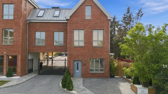 High Road, Chigwell, IG7, photo 1