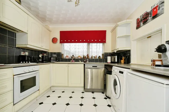 Kimmeridge Close, Swindon, SN3, photo 2