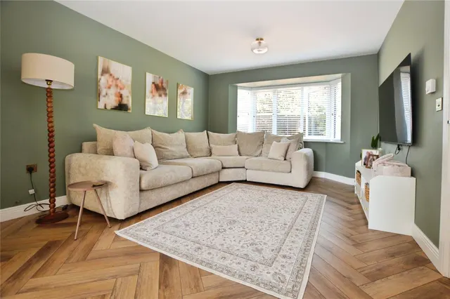 Photo 3 — Dulwich Avenue, Basildon, Essex, SS15
