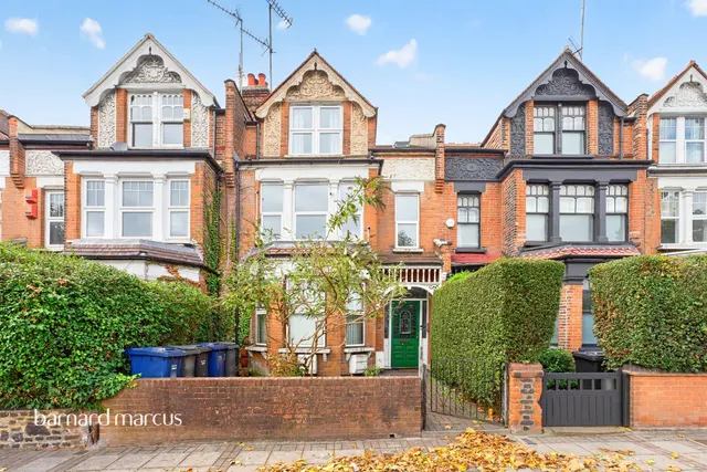 High Road, London, N20, photo 1