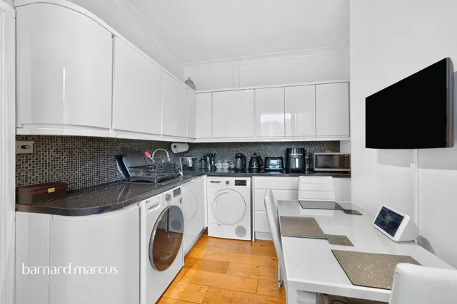 High Road, London, N20, photo 2