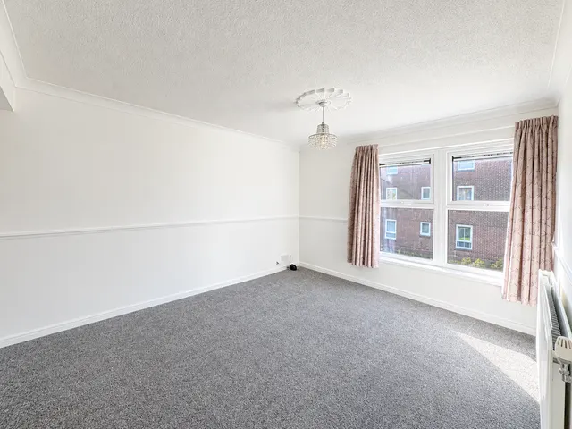 Hazlebarrow Crescent, Sheffield, S8, photo 2