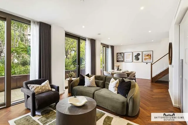2 bedroom flat, Embassy Gardens, SW11