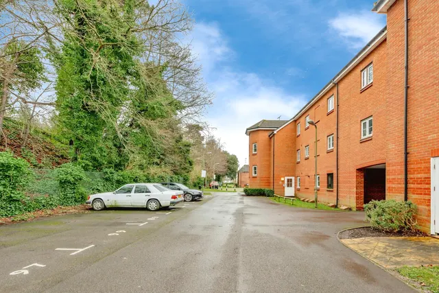 Tylehurst Drive, RH1, photo 2
