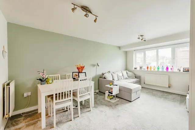 Tylehurst Drive, RH1, photo 3