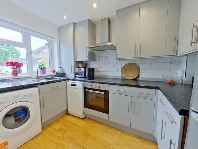Photo 3 — Blankney Close, Hill Head, Fareham