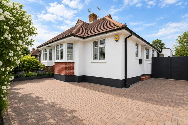 Woodlawn Crescent, Twickenham, photo 1