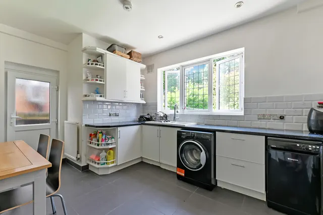 Kings Avenue, London, SW12, photo 2