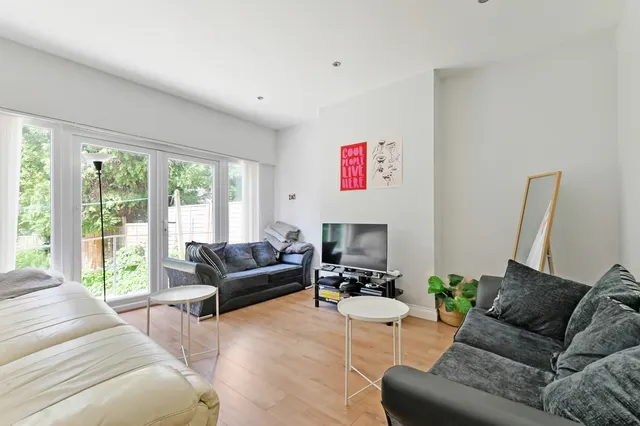 Kings Avenue, London, SW12, photo 1