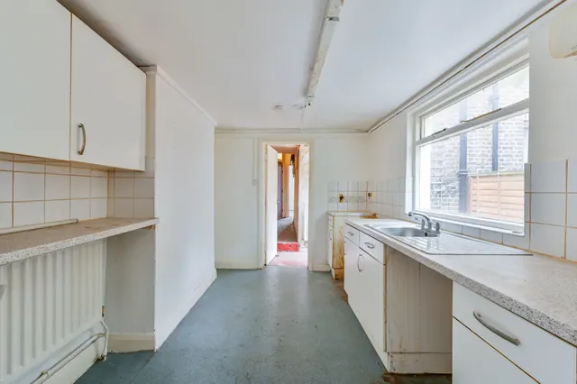 Photo 2 — 43a Bassett Street, London