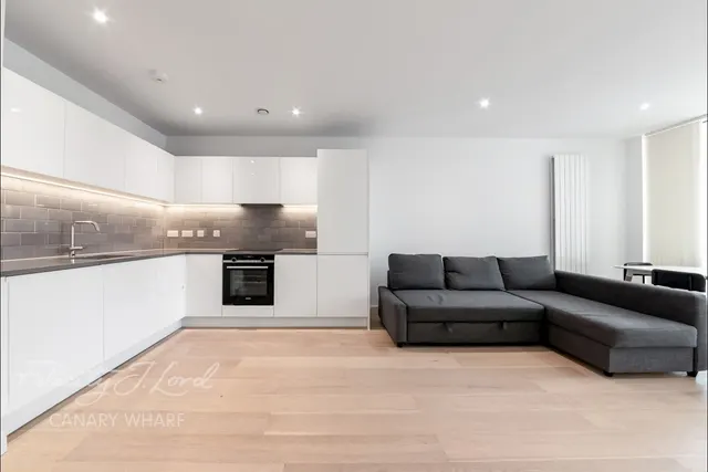 Royal Crest Avenue, London, E16, photo 2