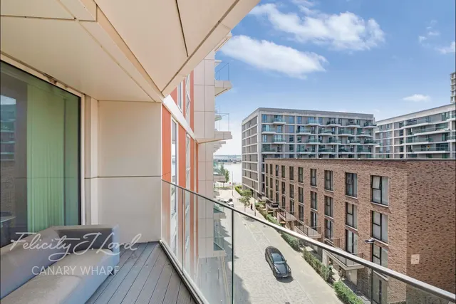 Royal Crest Avenue, London, E16, photo 3