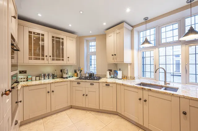 Photo 3 — 7 Wendover Court, Finchley Road, London
