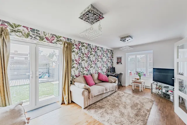 Donald Gardens, Hookwood, RH6, photo 2