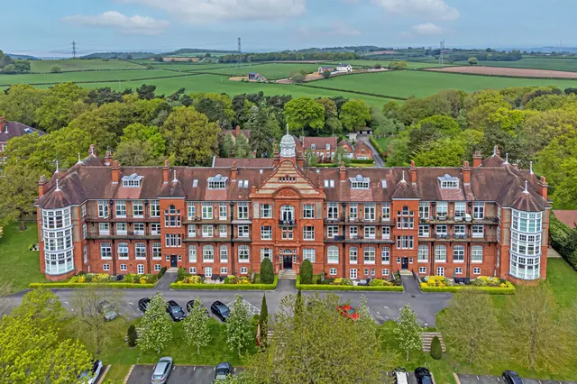 Kingswood Park, Frodsham, photo 1