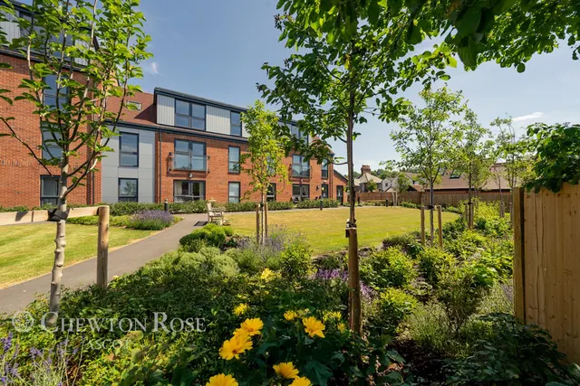 London Road, Bagshot, photo 1