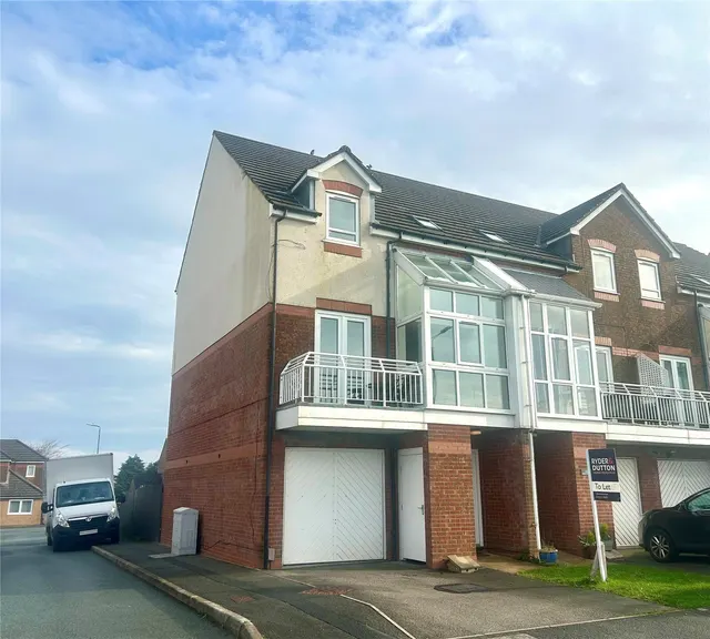 4 bedroom house, Heathmoor Park Road, Illingworth, HX2