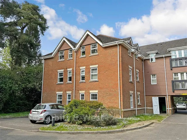 Worth Park Avenue, Crawley, RH10, photo 1